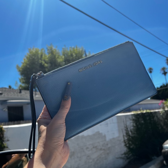 ꧁ Michael Kors Bedford Large Leather Zip Clutch in ‘Sky Blue’ ꧂ - Picture 4 of 7